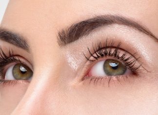 Supermocny krem pod oczy z retinolem i witaminą C. „Każdy daje mi o jakieś 8 lat mniej”