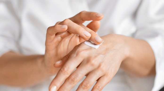 To ulubiony krem do rąk kosmetyczek. Kosztuje 7 zł, a daje efekt upiększenia dłoni i chroni paznokcie