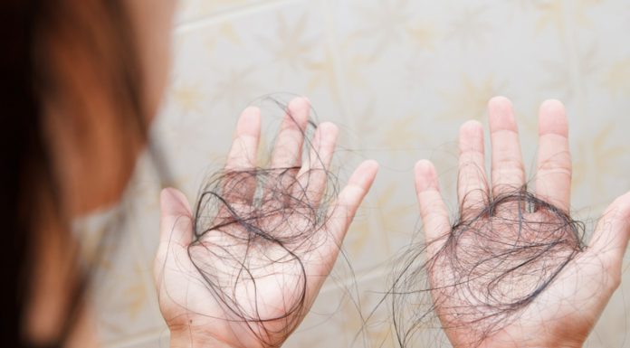 Włosy leciały garściami. Pomógł szampon polskiej marki. Może konkurować z najdroższymi