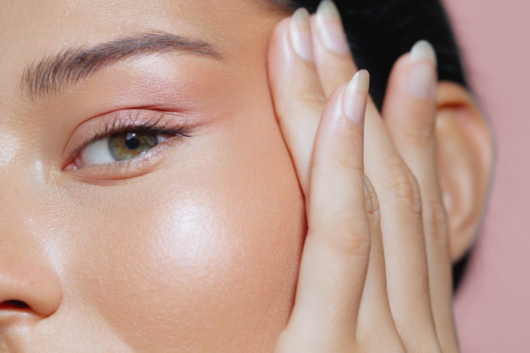 Krem do twarzy i ciała z perłowym pigmentem to hit Black Friday!