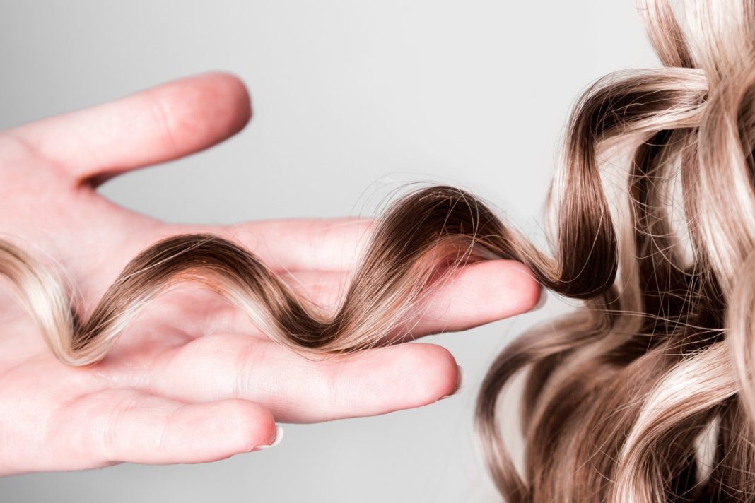 Piękne loki zamiast puchu i siana? Sprawdź te aktywatory skrętu