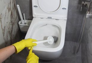 Wrzuć do toalety na całą noc. Rano będzie lśnić jak nowa