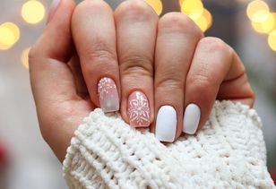 Pora na christmas nails! Stylistka paznokci wskazuje najgorętsze trendy w świątecznym manicure