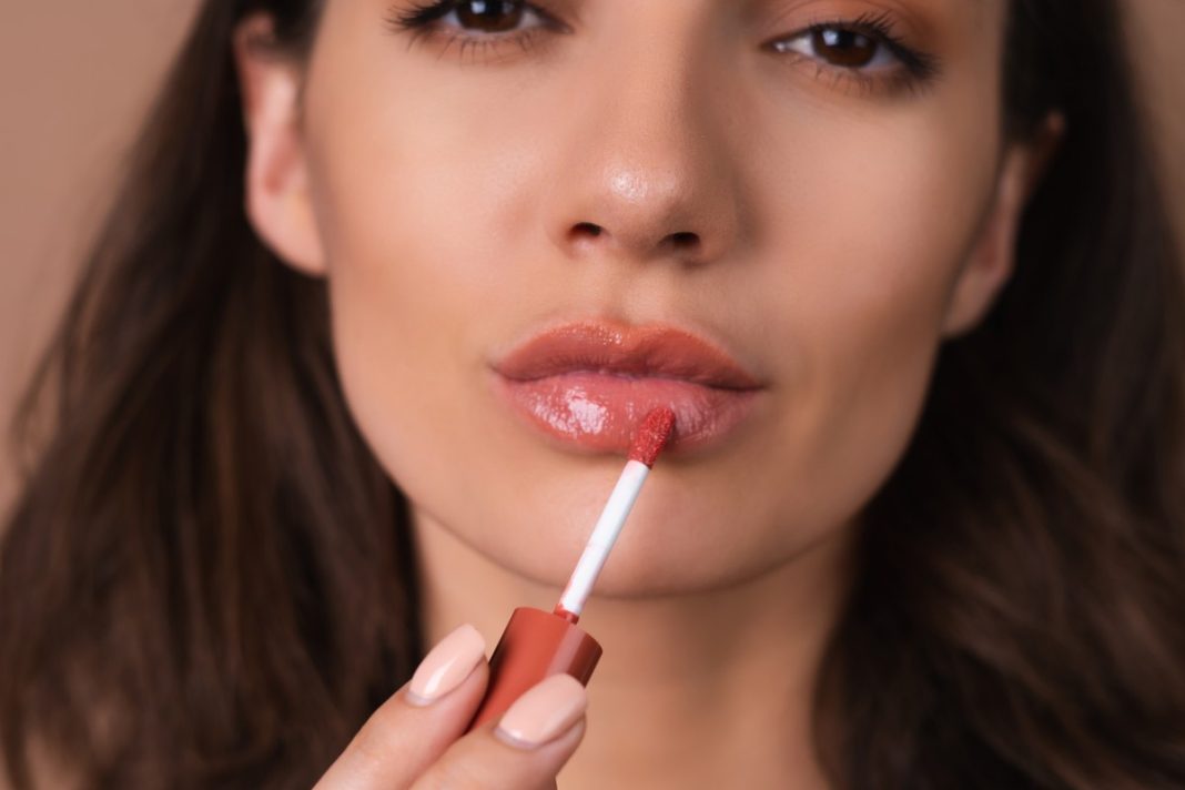 Sześć olejków do ust, które pielęgnują i pięknie nabłyszczają wargi