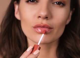 Sześć olejków do ust, które pielęgnują i pięknie nabłyszczają wargi