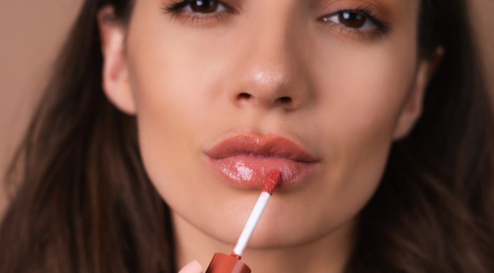 Sześć olejków do ust, które pielęgnują i pięknie nabłyszczają wargi