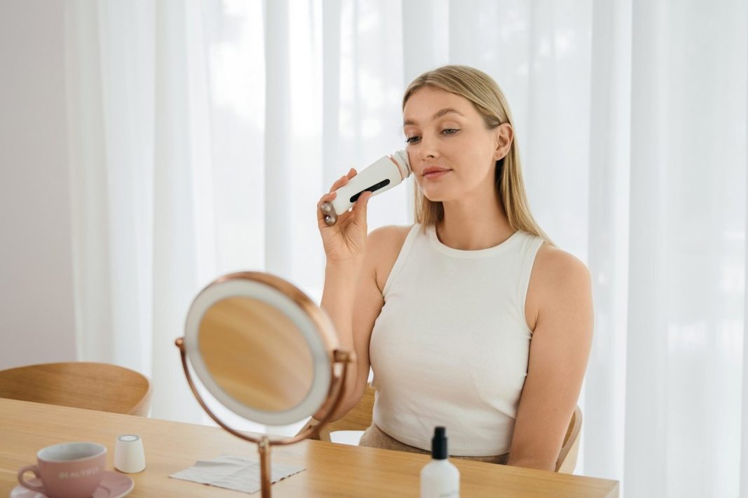 Trzy dobre liftingujące masażery do twarzy. Efekty jak po drogim zabiegu!