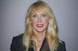 Pochwaliła się modną stylizacją. Kolorowe rajstopy i futro kradną spojrzenia