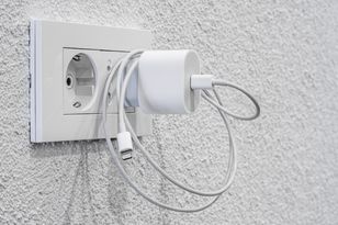 Nie zostawiaj ładowarki w gniazdku. Wiadomo, ile to kosztuje