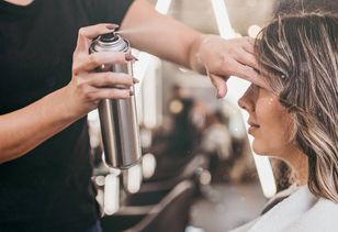 Gdzie wyrzucić opakowanie po lakierze do włosów? Większość popełnia ogromny błąd