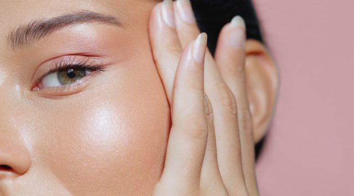 Top pięć upiększających baz pod makijaż. Pielęgnują skórę i przedłużają trwałość podkładu