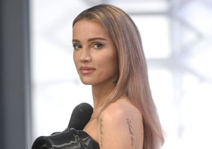 Pozowała w mini i błyszczących rajstopach. Takich jeszcze nie widzieliśmy