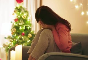 Zamarła, gdy otworzyła prezent od teściowej. „Upokorzyła mnie przy wszystkich”