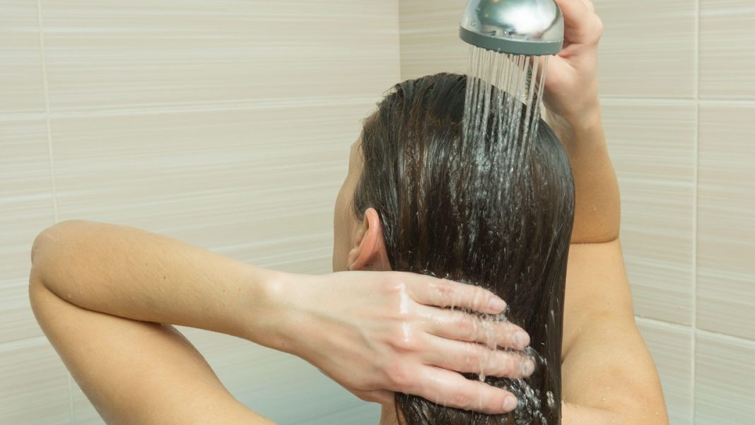 Lepiej myć włosy głową w dół czy do góry? Trycholożka wyjaśnia