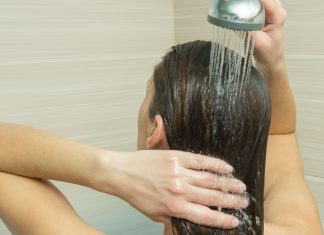 Lepiej myć włosy głową w dół czy do góry? Trycholożka wyjaśnia