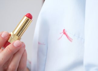 Tak usuniesz plamy po szmince. Poznaj sprawdzony trik