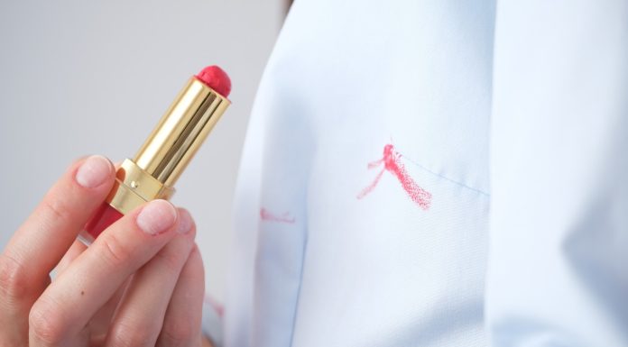 Tak usuniesz plamy po szmince. Poznaj sprawdzony trik