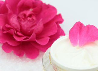 Luksusowy różany krem dla 50-latek z kolosalnym rabatem. Lifting za grosze