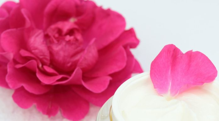 Luksusowy różany krem dla 50-latek z kolosalnym rabatem. Lifting za grosze