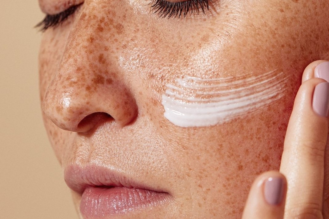 Ma już status kultowego. Niedrogi krem polskiej marki nawilża lepiej od kosztownych specyfików