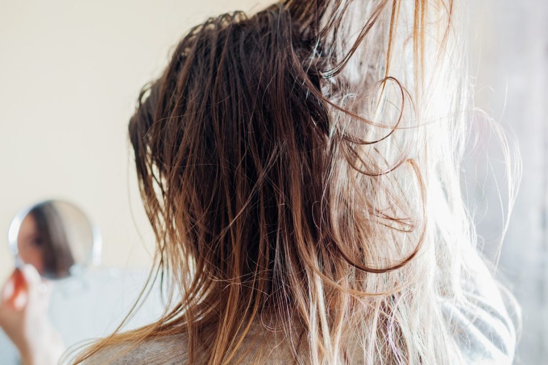 Tak dają o sobie znać za rzadko myte włosy. Świadczy o tym pięć sygnałów