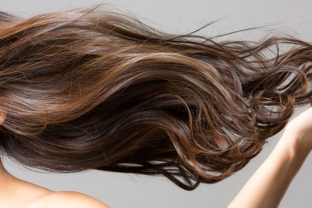 Pięć składników, które możesz dodać do szamponu, żeby twoje włosy szybciej rosły