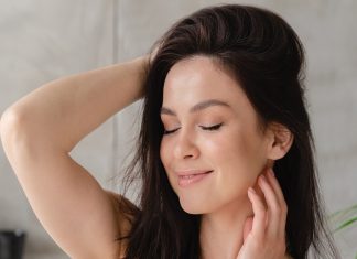 Najlepsze odżywki dla brunetek. Wydobywają intensywny odcień brązu i pielęgnują włosy