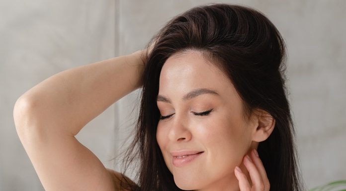 Najlepsze odżywki dla brunetek. Wydobywają intensywny odcień brązu i pielęgnują włosy