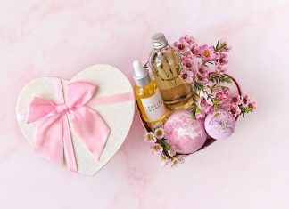 Kosztują mniej niż 35 złotych, a wyglądają luksusowo — zestawy kosmetyków