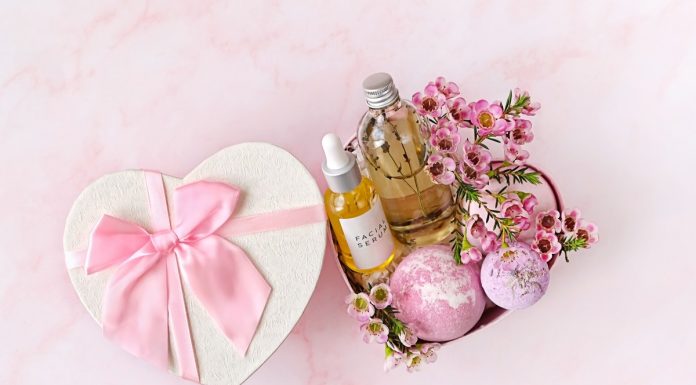 Kosztują mniej niż 35 złotych, a wyglądają luksusowo — zestawy kosmetyków