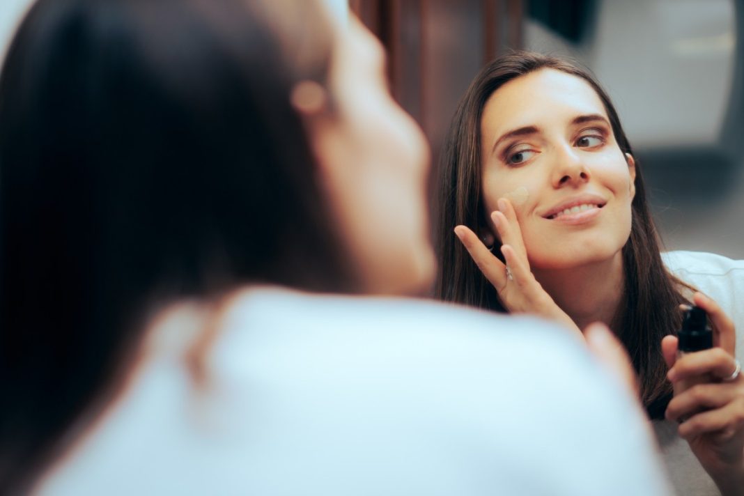 Pięć świetnych i niedrogich podkładów z kwasem hialuronowym. Kryją i nawilżają