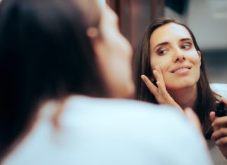 Pięć świetnych i niedrogich podkładów z kwasem hialuronowym. Kryją i nawilżają