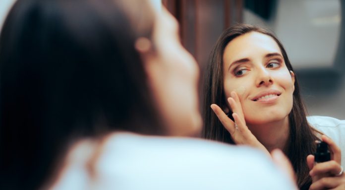 Pięć świetnych i niedrogich podkładów z kwasem hialuronowym. Kryją i nawilżają