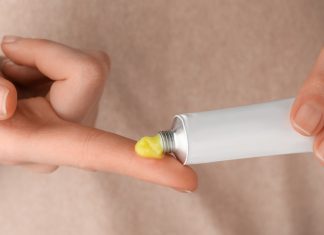 Ta tania maść to hit do twarzy, ust, stóp i dłoni. „Nakładam ją dosłownie na wszystko”