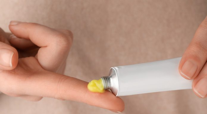 Ta tania maść to hit do twarzy, ust, stóp i dłoni. „Nakładam ją dosłownie na wszystko”