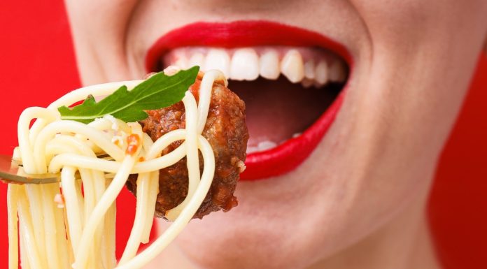 Trzy kultowe pomadki w płynie — kolor na ustach aż do wieczora