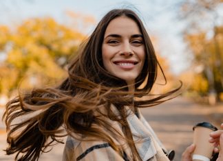 Woda lamelarna to rewolucja w pielęgnacji włosów. Zamyka łuski i pozwala uzyskać efekt tafli