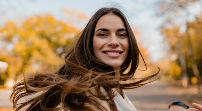 Woda lamelarna to rewolucja w pielęgnacji włosów. Zamyka łuski i pozwala uzyskać efekt tafli