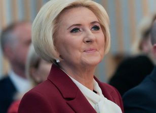 Agata Duda pokazała się w sukience koszulowej. Kolor nie zagrał na plus