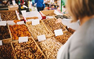 Nigdy nie kupuj orzechów na wagę. Dietetyk ostrzega