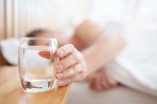 Nie zostawiaj szklanki koło łóżka. Bardzo szkodliwy nawyk