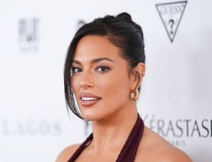 Wkroczyła w sukience z prześwitami. Tylko spójrzcie na jej nogi