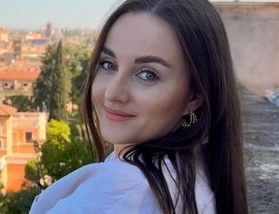 Pozowała przy choince. Rolniczka wskoczyła w czerwoną mini