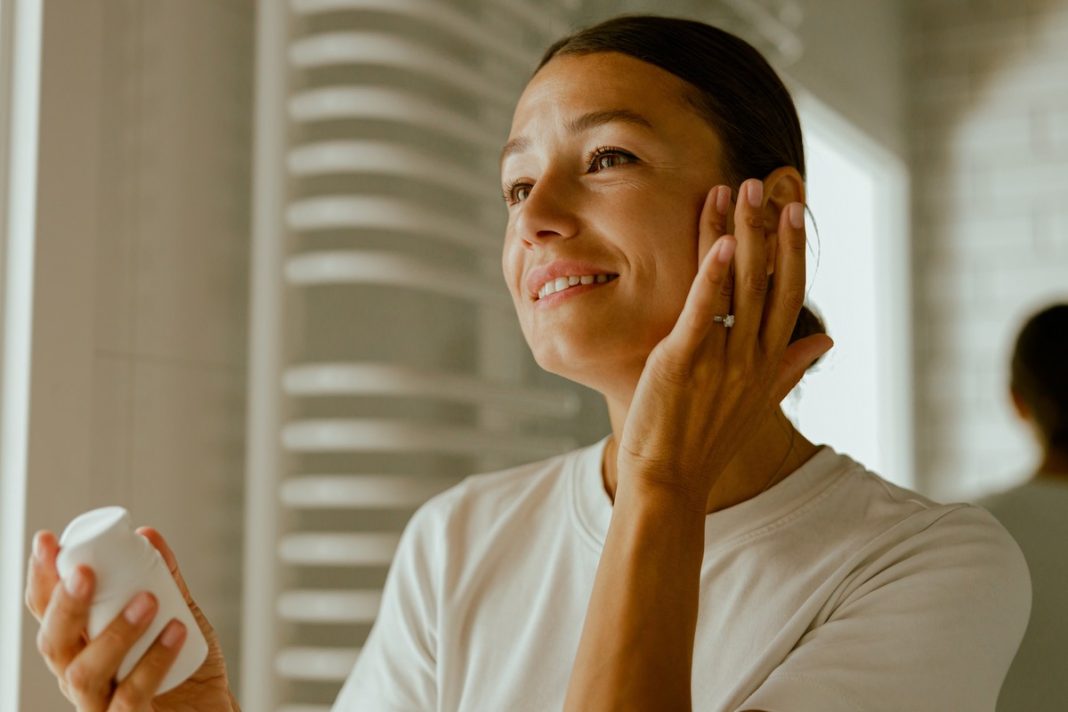 Więcej nie zawsze znaczy lepiej? Ekspertka wyjaśnia, jak uprościć pielęgnację skóry