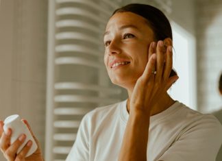 Więcej nie zawsze znaczy lepiej? Ekspertka wyjaśnia, jak uprościć pielęgnację skóry