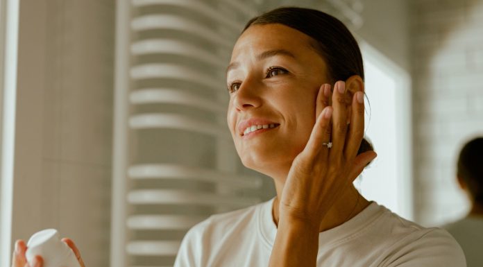 Więcej nie zawsze znaczy lepiej? Ekspertka wyjaśnia, jak uprościć pielęgnację skóry