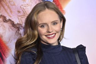 Pozowała w bordowej