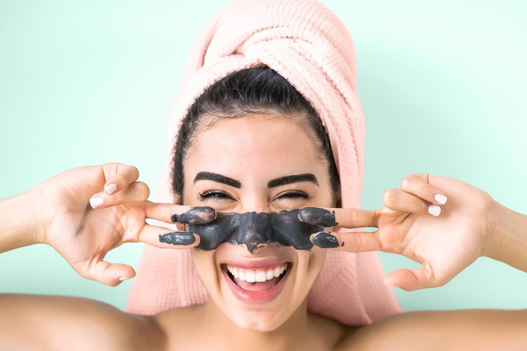 Idealnie oczyszczona cera w 10 minut — maska z węglem i białą glinką