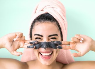 Idealnie oczyszczona cera w 10 minut — maska z węglem i białą glinką