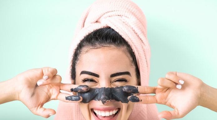 Idealnie oczyszczona cera w 10 minut — maska z węglem i białą glinką